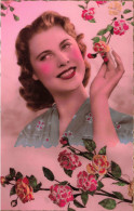 FANTAISIE - Femme - Une Femme Entourée De Roses - Colorisé - Carte Postale Ancienne - Women