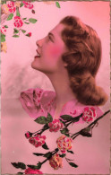 FANTAISIE - Femme - Une Femme Entourée De Roses - Colorisé - Carte Postale Ancienne - Mujeres