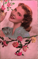 FANTAISIE - Femme - Une Femme Entourée De Roses - Colorisé - Carte Postale Ancienne - Frauen