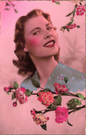 FANTAISIE - Femme - Une Femme Entourée De Roses - Colorisé - Carte Postale Ancienne - Frauen