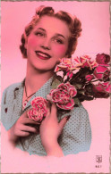 FANTAISIE - Femme - Une Femme Tenant Un Bouquet De Roses Portant Une Blouse à Pois - Colorisé - Carte Postale Ancienne - Women