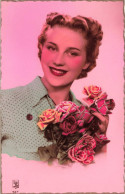 FANTAISIE - Femme - Une Femme Tenant Un Bouquet De Roses Portant Une Blouse à Pois - Colorisé - Carte Postale Ancienne - Femmes