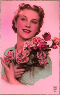 FANTAISIE - Femme - Une Femme Tenant Un Bouquet De Roses Portant Une Blouse à Pois - Colorisé - Carte Postale Ancienne - Women