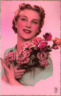 FANTAISIE - Femme - Une Femme Tenant Un Bouquet De Roses Portant Une Blouse à Pois - Colorisé - Carte Postale Ancienne - Mujeres