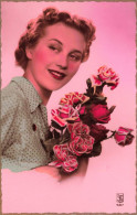 FANTAISIE - Femme - Une Femme Tenant Un Bouquet De Roses Portant Une Blouse à Pois - Colorisé - Carte Postale Ancienne - Mujeres