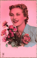 FANTAISIE - Femme - Une Femme Tenant Un Bouquet De Roses Portant Une Blouse à Pois - Colorisé - Carte Postale Ancienne - Femmes