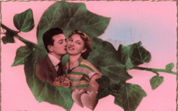 COUPLE - Portrait D'un Couple Sur Une Feuille De Vigne - Colorisé - Carte Postale Ancienne - Koppels