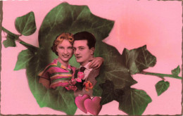 COUPLE - Portrait D'un Couple Sur Une Feuille De Vigne - Colorisé - Carte Postale Ancienne - Parejas