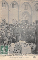 CPA 11 NARBONNE / LES TROUBLES DU MIDI / LES TUMULUS ELEVES PAR LES HABITANTS - Narbonne