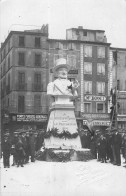 CPA 11 NARBONNE / CARTE PHOTO / STATUE CARNAVALESQUE A HEGESIPPE SIMON - Narbonne