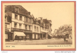 35__DOL....ANCIENNES MAISONS DE LA GRANDE RUE.ANIMEE..COMMERCES - Dol De Bretagne