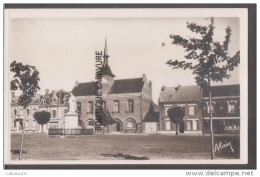 80 - CHAULNES--Grand'Place Et Statue De Lhomond Grammairien Né A Chaulnes En 1727 - Chaulnes