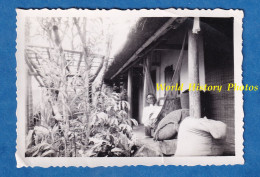 Photo Ancienne Snapshot - VIET NAM - Portrait D'un Homme Vietnamien Qui Parle De L' été - 1952 - Lire Verso - Mặt Trận - Asien