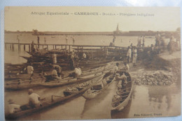 CPA Afrique Cameroun Douala - Pirogues Indigènes Vers 1910-1920 Animée - Cameroun