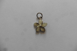 Petit Pendentif Ou Breloque De Bracelet Lucky Charm Fleur En Métal Argenté Et émail Blanc - Pendenti