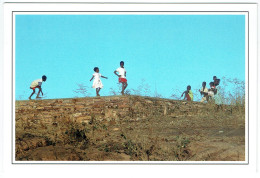 Mali - Koulikoro - Sans Légende - Enfants Jouant Sur Un Mur - Mali