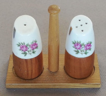 Duo Salière - Poivrier De Marque Foreign (en Bois, Avec Partie Supérieure En Céramique Décorée De Roses) - Altri & Non Classificati