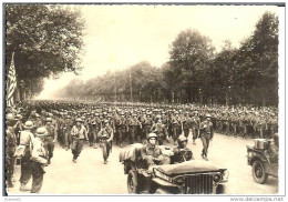 Delcampe - 75 - PARIS - Libération De Paris - L'Infanterie Américaine Défile Aux Champs-Elysées - Champs-Elysées