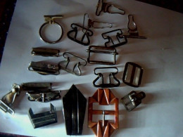 Petit Lot De Différents Accessoires Boucles De Ceinturons Divers Attaches Pour Vêtements Anciens Sortis Du Grenier - Boutons