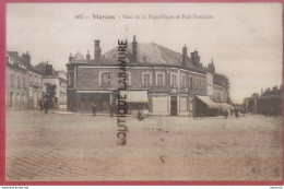 18 - VIERZON--Place De La République Et Rue Gourdon--Restaurant-Boulangerie--animé - Vierzon
