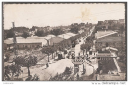 ALGERIE-----ORLEANSVILLE--Rue Bouteloup Citée De Recasement Des Commerçants--station Essence-ESSO-animé--cpsm PF - Chlef (Orléansville)