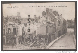 59----BERGUES  Bombardement Mai Juin 1915--Un Coté De La Place Gambetta - Bergues