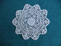 Delcampe - Napperon étoilé Crochet Coton Blanc Point Irlande Finement Ajouré. - Napperons