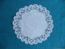 Napperon Rond Centre Lin Coton Broderie Craponne Plumetis Fleur Entour Aiguille Crochet Ajouré Finement. - Tablemates