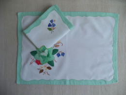 Napperons Duo Set De Table Serviette Composition Fleur Et Entour Tissu Ton Dominant Vert. - Napperons