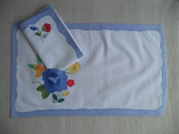 Napperons Duo Set De Table Serviette Composition Fleur Et Entour Tissu Ton Dominant Bleu . - Tapetes