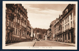 54. Longwy-Bas. Rue De Metz. Voitures Et Passants - Longwy