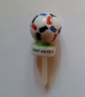 Fève Pique Foot En Fête Le Ballon - Sport