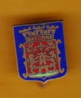 Broche En Laiton émaillé - Bayonne (64) - Pas Un Pin's - Ecusson - Armoiries - Blasons - Héraldique - Ville - Obj. 'Remember Of'