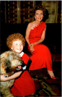 Nancy Reagan And Aileen Quinn Of "Annie" With Her Dog Sandy - Presidenten