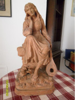 Sculpture En Terre Cuite, Femme Assise, Joueuse De Mandoline, Signée Et Numérotée - Other & Unclassified