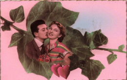 COUPLE - Portrait D'un Couple Sur Une Feuille De Vigne -  Homme Embrassant Sa Joue - Colorisé - Carte Postale Ancienne - Paare