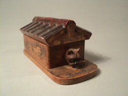 Ancienne Boite à Timbres Chien Dans Sa Niche Yeux Sulfure XIXème - Stamp Boxes
