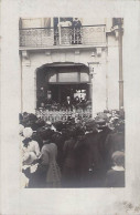 CARTE PHOTO CIRCA 1910 CEREMONIE EN INTERIEUR CRIEUR DE RUE CANNES 37 DOS DIVISE NON ECRIT - Inaugurazioni