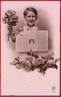 ENFANT - Petit Garçon Tenant Une Enveloppe Géante Et Un Bouquet De Fleurs - Carte Postale  Ancienne - Portraits