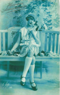 ENFANT - Heureux Anniversaire - Petite Fille Assise Sur Un Banc - Carte Postale  Ancienne - Portraits