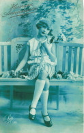 ENFANT - Heureux Anniversaire - Petite Fille Assise Sur Un Banc - Carte Postale  Ancienne - Ritratti