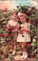 ENFANT - Un Frère Et Une Soeur Pris En Photo Dans Une Roseraie - Carte Postale  Ancienne - Abbildungen