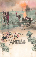 ENFANT - Amitiés - Des Enfants Jouant à La Plage - Colorisé - Carte Postale  Ancienne - Gruppi Di Bambini & Famiglie