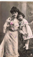 ENFANT - Une Mère Et Sa Fille Portant Des Robes Assorties - Colorisé - Carte Postale  Ancienne - Abbildungen