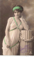 FÊTES & VOEUX - Bonne Fête - Une Femme En Robe Blanche Et Un Un Bandeaux Vert - Carte Postale  Ancienne - Día De La Madre