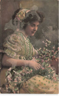 FANTAISIE - Femme - Portrait D'une Femme Tenant Des Fleurs - Carte Postale  Ancienne - Femmes