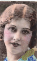 FANTAISIE - Femme - Portrait D'une Femme Portant Une Blouse à Fleurs Bleues - Carte Postale  Ancienne - Mujeres
