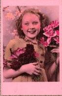 ENFANTS - Portrait - Une Petite Fille Avec Des Fleurs - Carte Postale  Ancienne - Ritratti