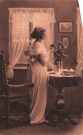 FANTAISIE - Femme - Une Femme Dans Sa Chambre Arrangeant Un Bouquet De Fleurs - Carte Postale  Ancienne - Frauen