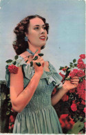 FANTAISIE - Femme - Une Femme Dans Une Roseraie - Colorisé - Carte Postale  Ancienne - Frauen